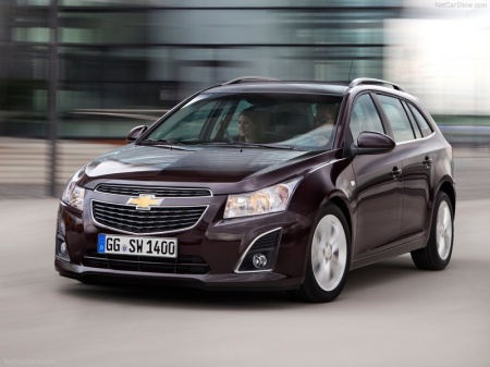 Седаны Chevrolet Cruze и Skoda Octavia.